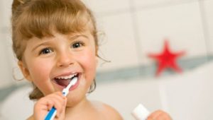 niña limpieza dental