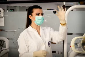 ¿Cuál es la diferencia entre carillas y fundas dentales?