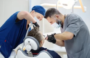 Proceso de colocación de implantes dentales