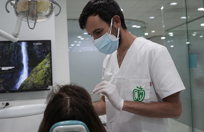 Revisión de anquilosis dental en un molar temporal hundido durante una exploración a una mujer en la clínica dental en Zaragoza Doctor Toledo.