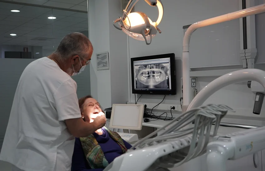 Revisión de la mordida para valorar dolor al morder tras una endodoncia en una consulta dental.