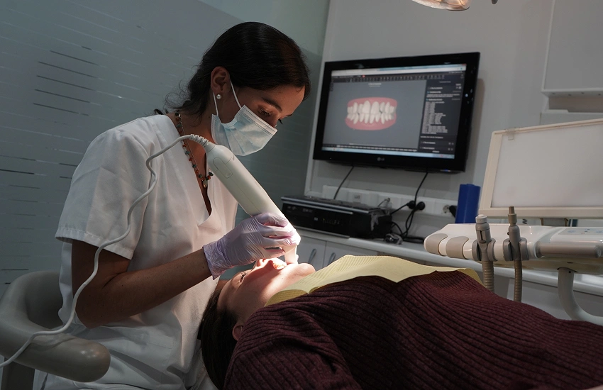 Explicación clínica de un modelo dental con apiñamiento antes de valorar la corrección en adultos.