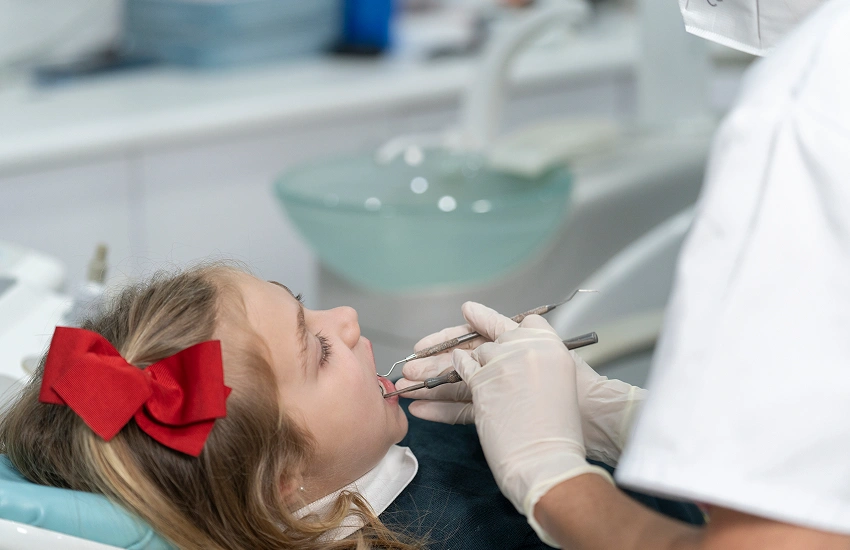 Explicación odontológica sobre paladar y mordida en un niño que respira por la boca.